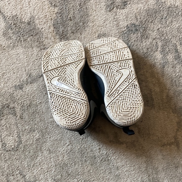 Nike black runners - Picture 3 of 7